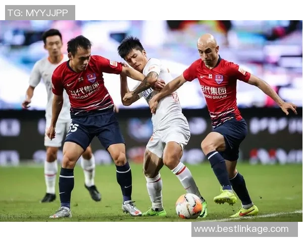 赛后分析：上海足球队与重庆足球队的战术对决与技术细节剖析