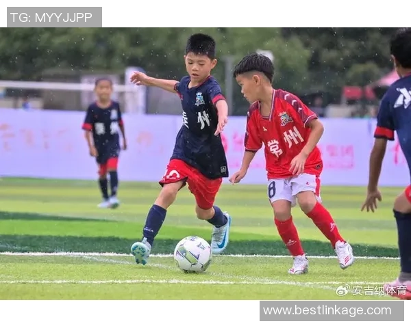 足球明星与中国大男孩的梦想之旅共同追逐绿茵场上的荣耀与激情