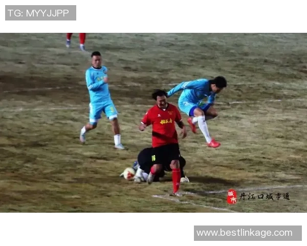 足球场上的星光闪烁与梦想交织的诗意瞬间 足球场上的星光闪烁与梦想交织的诗意瞬间