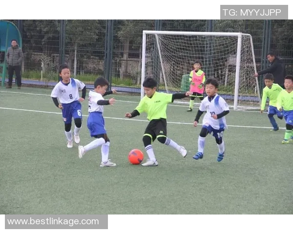 足球明星亲自带小朋友踢球传授技巧共度快乐时光