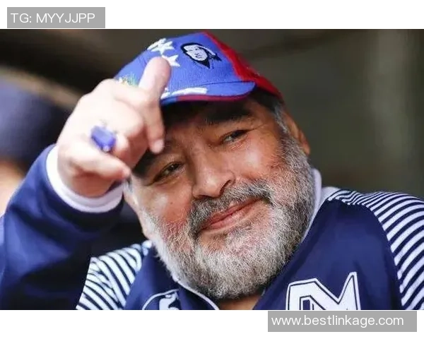 足球明星意外曝光私人生活引发热议公众对露鸟照片的反应与讨论 足球明星意外曝光私人生活引发热议公众对露鸟照片的反应与讨论