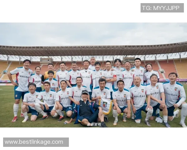 足球明星颁奖典礼精彩献唱展现球场魅力与音乐激情的完美结合 足球明星颁奖典礼精彩献唱展现球场魅力与音乐激情的完美结合